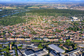 Vue du quartier depuis le nord-est, s'étendant jusqu'au Rhin. à le quartier Neckarau in Mannheim dans le département Bade-Wurtemberg, Allemagne