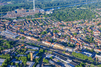 Vue du quartier depuis le nord, s'étendant jusqu'à la centrale électrique GKM sur le Rhin. à le quartier Neckarau in Mannheim dans le département Bade-Wurtemberg, Allemagne