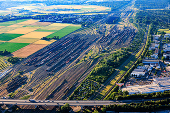 Voies ferrées de la gare de triage DB-InfraGo BM RBF à le quartier Rheinau in Mannheim dans le département Bade-Wurtemberg, Allemagne