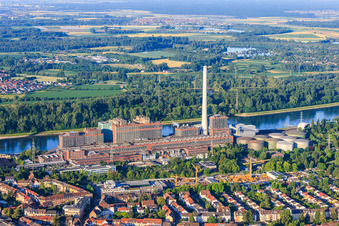 Vue du quartier depuis le nord, s'étendant jusqu'à la centrale électrique GKM sur le Rhin. à le quartier Neckarau in Mannheim dans le département Bade-Wurtemberg, Allemagne