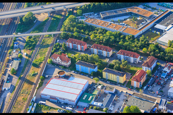 Développements résidentiels et Pepperl+Fuchs Vertrieb Deutschland GmbH à Franz-Grashof-Straße depuis l'ouest à le quartier Neckarau in Mannheim dans le département Bade-Wurtemberg, Allemagne