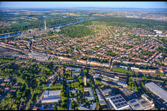 Vue d'ensemble du quartier nord, de la Neckarauer Straße au parc forestier du Rhin. à le quartier Neckarau in Mannheim dans le département Bade-Wurtemberg, Allemagne
