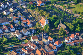 Cimetière avec 2 églises à le quartier Iggelheim in Böhl-Iggelheim dans le département Rhénanie-Palatinat, Allemagne