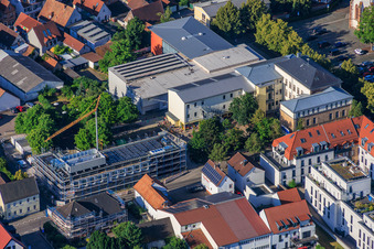 Chantier de construction du nouveau bâtiment de la cafétéria de l'école primaire Ludwig-Riedinger, commandé par la commune de Kandel. Architectes : zwo/elf PartmbB. Travaux de terrassement : Gaudier Erd- und Rückbau GmbH. Travaux de fenêtres : Trumpf Metallbau GmbH. Architecture paysagère : Bauer.Landschaftsarchitekten. Travaux de construction : Bender+Urich GmbH & Co.KG. Ingénierie structurelle : Ingenieurbüro Sikora. Travaux de façade : AS-Fassaden GmbH. Construction du gros œuvre : Wünschel BAU GmbH. Travaux électriques : Wieland & Schultz GmbH. Ministère de l'Éducation, des Sciences, de la Formation continue et de la Culture de Rhénanie-Palatinat à Kandel dans le département Rhénanie-Palatinat, Allemagne