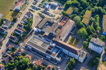 Chantier du nouveau bâtiment abritant le service des urgences, l'unité de soins intensifs et les services de diagnostic d'Asklepios Südpfalzkliniken GmbH. Maîtrise d'œuvre BPM Bau- und Projektmanagement Hart GmbH. Architecture, urbanisme et supervision du chantier: alsh sander hofrichter architekten GmbH, cabinet d'architecture et d'urbanisme. Bureau d'études Noll GmbH, Planification CVC (Chauffage, Ventilation, Plomberie, Gaz médicaux, Automatisation du bâtiment), Planification CVC (Systèmes haute et basse tension, Convoyeurs): DE-Plan GmbH & Co. KG, Ingénierie structurelle: ZPP Ingenieure AG, Architecture paysagère: hofmann_röttgen Landschaftsarchitekten BDLA, Protection incendie: Rieser-Wessel Brandschutzsachverständige & Ingenieure PartG mbB, et Physique du bâtiment / Isolation phonique et acoustique: Bureau d'études Seidel à Kandel dans le département Rhénanie-Palatinat, Allemagne