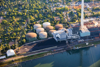 Réservoirs de pétrole et tas de charbon de la centrale électrique GKM Mannheim sur le Rhin à le quartier Neckarau in Mannheim dans le département Bade-Wurtemberg, Allemagne