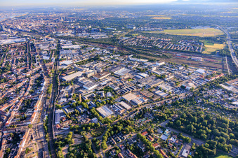 Parc industriel de Floßwörthstraße depuis le sud à le quartier Neckarau in Mannheim dans le département Bade-Wurtemberg, Allemagne