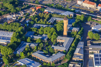 Le parc technologique Plant High-Tech Mannheim et l'école Carlo Schmid Mannheim avec le château d'eau historique, société Schildkröt à le quartier Neckarau in Mannheim dans le département Bade-Wurtemberg, Allemagne