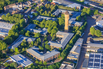 Le parc technologique Plant High-Tech Mannheim et l'école Carlo Schmid Mannheim avec le château d'eau historique, société Schildkröt à le quartier Neckarau in Mannheim dans le département Bade-Wurtemberg, Allemagne