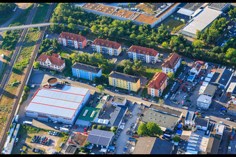 Développements résidentiels et Pepperl+Fuchs Vertrieb Deutschland GmbH à Franz-Grashof-Straße depuis l'ouest à le quartier Neckarau in Mannheim dans le département Bade-Wurtemberg, Allemagne