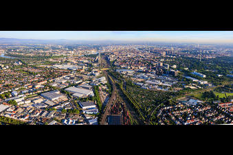 Vue du quartier depuis l'est, de part et d'autre des voies ferrées jusqu'au Rhin, avec Rhenus Automotive et John Deere GmbH & Co KG au premier plan, parc industriel de Fahrlach. à le quartier Almenhof in Mannheim dans le département Bade-Wurtemberg, Allemagne