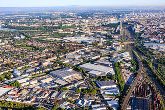 Vue du quartier depuis l'est, des voies ferrées jusqu'au Rhin, avec Rhenus Automotive et John Deere GmbH & Co KG. à le quartier Almenhof in Mannheim dans le département Bade-Wurtemberg, Allemagne