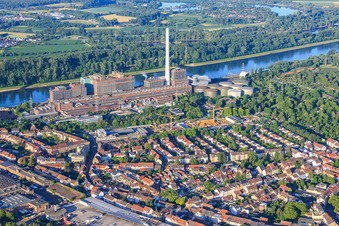 Ancienne grande centrale électrique Mannheim sur la rive nord du Rhin à le quartier Neckarau in Mannheim dans le département Bade-Wurtemberg, Allemagne