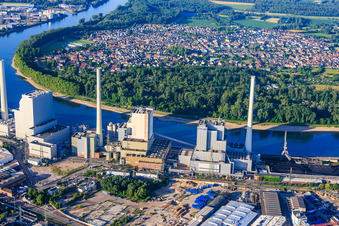 Les blocs plus récents de la grande centrale électrique Mannheim sur la rive du Rhin en arrière-plan. Altrip à le quartier Neckarau in Mannheim dans le département Bade-Wurtemberg, Allemagne