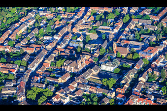 Centre situé entre Friedrichstrasse et Rheingoldstrasse, avec l'église Saint-Jacques et l'église Saint-Matthieu à le quartier Neckarau in Mannheim dans le département Bade-Wurtemberg, Allemagne