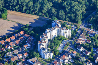 Immeubles résidentiels modernes de grande hauteur sur Ludwigshafener Straße et Ranschgraben à Neuhofen dans le département Rhénanie-Palatinat, Allemagne