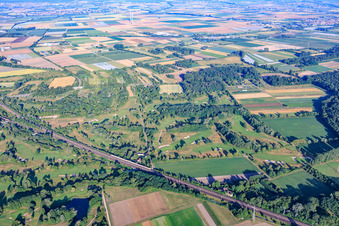 Terrain de golf du Kurpfalz Golf Park à l'ouest de la voie ferrée à Schifferstadt dans le département Rhénanie-Palatinat, Allemagne