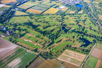 Terrain de golf du Golfpark Kurpfalz à l'est de la voie ferrée à Schifferstadt dans le département Rhénanie-Palatinat, Allemagne