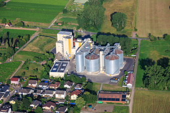 Silos et bâtiments de production de l'usine Cornexo GmbH du nord-est à Freimersheim dans le département Rhénanie-Palatinat, Allemagne
