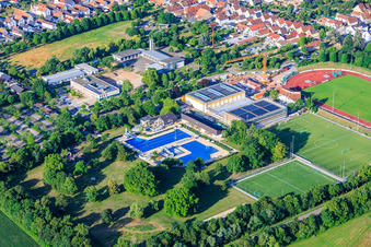 Salle Queichtal. Piscine extérieure et stade Queichtal vus du nord-est. à Offenbach an der Queich dans le département Rhénanie-Palatinat, Allemagne