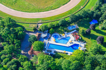 Piscine extérieure de la forêt d'Herxheim à Herxheim bei Landau dans le département Rhénanie-Palatinat, Allemagne