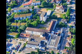 Chantier du nouveau bâtiment abritant le service des urgences, l'unité de soins intensifs et les services de diagnostic d'Asklepios Südpfalzkliniken GmbH. Maîtrise d'œuvre BPM Bau- und Projektmanagement Hart GmbH. Architecture, urbanisme et supervision du chantier: alsh sander hofrichter architekten GmbH, cabinet d'architecture et d'urbanisme. Bureau d'études Noll GmbH, Planification CVC (Chauffage, Ventilation, Plomberie, Gaz médicaux, Automatisation du bâtiment), Planification CVC (Systèmes haute et basse tension, Convoyeurs): DE-Plan GmbH & Co. KG, Ingénierie structurelle: ZPP Ingenieure AG, Architecture paysagère: hofmann_röttgen Landschaftsarchitekten BDLA, Protection incendie: Rieser-Wessel Brandschutzsachverständige & Ingenieure PartG mbB, et Physique du bâtiment / Isolation phonique et acoustique: Bureau d'études Seidel à Kandel dans le département Rhénanie-Palatinat, Allemagne