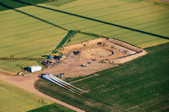 Démolition et démantèlement des quatre anciennes installations (GE 1.5) de 2004 après la modernisation du parc éolien Minfeld à Minfeld dans le département Rhénanie-Palatinat, Allemagne