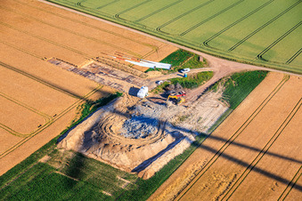 Démolition et démantèlement des quatre anciennes installations (GE 1.5) de 2004 après la modernisation du parc éolien Minfeld à Minfeld dans le département Rhénanie-Palatinat, Allemagne