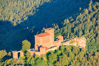 Le château de Trifels vu du sud-ouest à Annweiler am Trifels dans le département Rhénanie-Palatinat, Allemagne