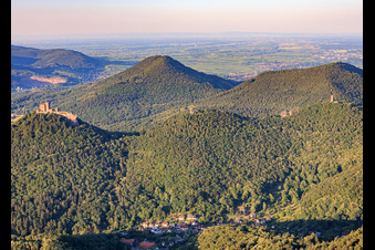 Trois châteaux du sud-ouest : Trifels, Anebos, Jungturm Münz et la tour rénovée de Scharfenberg à le quartier Bindersbach in Annweiler am Trifels dans le département Rhénanie-Palatinat, Allemagne