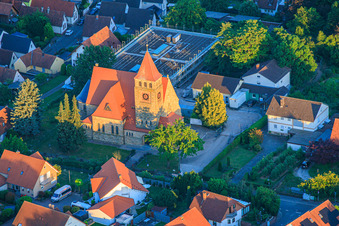 L'église catholique Saint-Michel dans les dernières lueurs du soir à Insheim dans le département Rhénanie-Palatinat, Allemagne