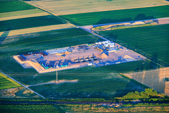 Chantier de construction du deuxième site de forage sur le Trappelberg du projet Lionheart de Vulcan Energy, destiné à assurer l'approvisionnement futur en chaleur neutre en carbone de la ville de Landau, ainsi qu'à l'extraction de lithium et à la production d'électricité via une centrale ORC. à Rohrbach dans le département Rhénanie-Palatinat, Allemagne