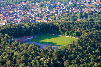 Terrains de sport de SV Schweigen-Rechtenbach 1929 eV dans la forêt à le quartier Rechtenbach in Schweigen-Rechtenbach dans le département Rhénanie-Palatinat, Allemagne