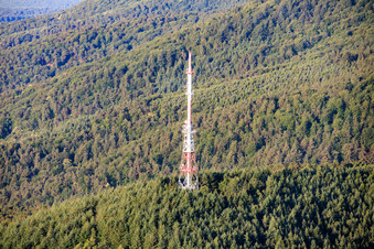 Tour de transmission rouge et blanche au Col du Pigeonnier à Wissembourg dans le département Bas Rhin, France