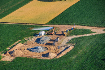 Démolition et démantèlement des quatre anciennes installations (GE 1.5) de 2004 après la modernisation du parc éolien Minfeld à Minfeld dans le département Rhénanie-Palatinat, Allemagne