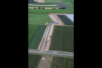 Travaux de terrassement pour le tracé entre le premier site de forage sur le Schleidberg et le deuxième site de forage sur le Trappelberg du projet Lionheart de Vulcan Energy, destiné à assurer l'approvisionnement futur en chaleur neutre en carbone de la ville de Landau, ainsi qu'à l'extraction de lithium et à la production d'électricité via une centrale ORC. à Insheim dans le département Rhénanie-Palatinat, Allemagne