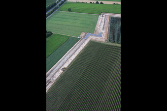 Travaux de terrassement pour le tracé entre le premier site de forage sur le Schleidberg et le deuxième site de forage sur le Trappelberg du projet Lionheart de Vulcan Energy, destiné à assurer l'approvisionnement futur en chaleur neutre en carbone de la ville de Landau, ainsi qu'à l'extraction de lithium et à la production d'électricité via une centrale ORC. à Insheim dans le département Rhénanie-Palatinat, Allemagne