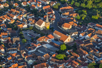 Église protestante au centre du village en soirée à le quartier Godramstein in Landau in der Pfalz dans le département Rhénanie-Palatinat, Allemagne