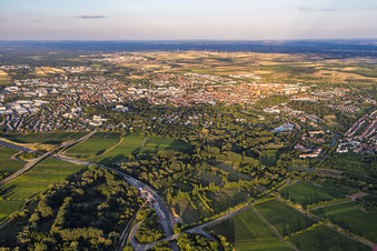 Vue de la ville depuis l'ouest en soirée à Landau in der Pfalz dans le département Rhénanie-Palatinat, Allemagne