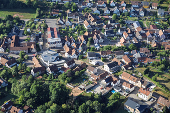 Église moderne Saint-Sébastien et auberge de campagne Zur Linde au centre du village à Silz dans le département Rhénanie-Palatinat, Allemagne