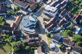 Église moderne Saint-Sébastien et auberge de campagne Zur Linde au centre du village à Silz dans le département Rhénanie-Palatinat, Allemagne