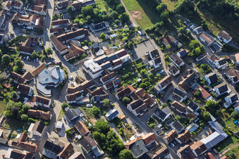 Église moderne Saint-Sébastien au centre du village à Silz dans le département Rhénanie-Palatinat, Allemagne
