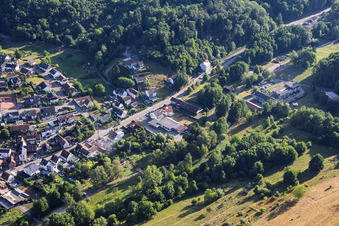 Rue principale avec voiture douce à Silz dans le département Rhénanie-Palatinat, Allemagne