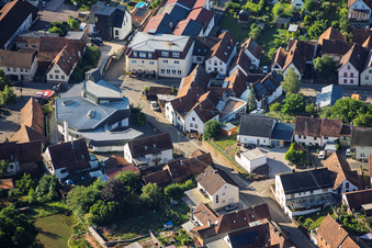 Église moderne Saint-Sébastien au centre du village à Silz dans le département Rhénanie-Palatinat, Allemagne