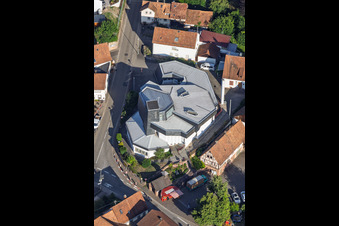 Église moderne Saint-Sébastien au centre du village à Silz dans le département Rhénanie-Palatinat, Allemagne