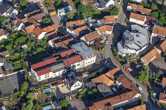 Église moderne Saint-Sébastien et auberge de campagne Zur Linde au centre du village à Silz dans le département Rhénanie-Palatinat, Allemagne