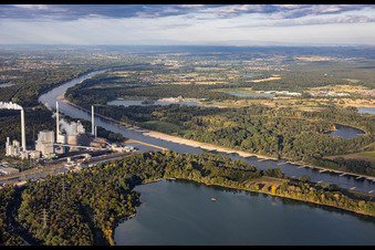 Niveau d'eau bas sur le Rhin entre la centrale thermique de Rheinhafen Karlsruhe et le lac de Knielinger à le quartier Knielingen in Karlsruhe dans le département Bade-Wurtemberg, Allemagne