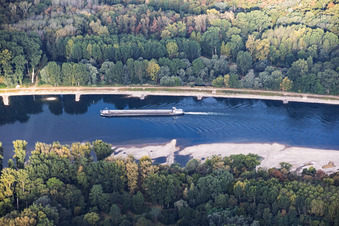 Cargo vide à marée basse sur le Rhin entre Hördter Rheinaue et Dettenheim à le quartier Liedolsheim in Dettenheim dans le département Bade-Wurtemberg, Allemagne
