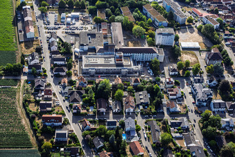 Chantier du nouveau bâtiment abritant le service des urgences, l'unité de soins intensifs et les services de diagnostic d'Asklepios Südpfalzkliniken GmbH. Maîtrise d'œuvre BPM Bau- und Projektmanagement Hart GmbH. Architecture, urbanisme et supervision du chantier: alsh sander hofrichter architekten GmbH, cabinet d'architecture et d'urbanisme. Bureau d'études Noll GmbH, Planification CVC (Chauffage, Ventilation, Plomberie, Gaz médicaux, Automatisation du bâtiment), Planification CVC (Systèmes haute et basse tension, Convoyeurs): DE-Plan GmbH & Co. KG, Ingénierie structurelle: ZPP Ingenieure AG, Architecture paysagère: hofmann_röttgen Landschaftsarchitekten BDLA, Protection incendie: Rieser-Wessel Brandschutzsachverständige & Ingenieure PartG mbB, et Physique du bâtiment / Isolation phonique et acoustique: Bureau d'études Seidel à Kandel dans le département Rhénanie-Palatinat, Allemagne