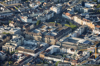 Postgalerie à Europaplatz avec Primark et TK Maxx à le quartier Innenstadt-West in Karlsruhe dans le département Bade-Wurtemberg, Allemagne
